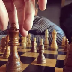 Ile pól ma szachownica? Zaskakująca prawda o 204 kwadratach