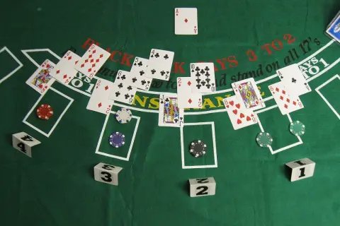 Blackjack: Jak grać, by wygrywać? Zasady i strategia krok po kroku
