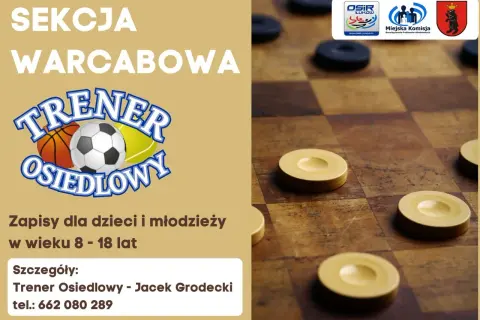 Drewniana szachownica z pionkami do gry w warcaby.