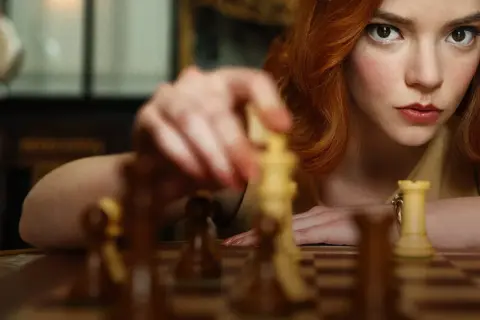 Gambit Królowej: Co to jest? Zrozum szachowe otwarcie z serialu!