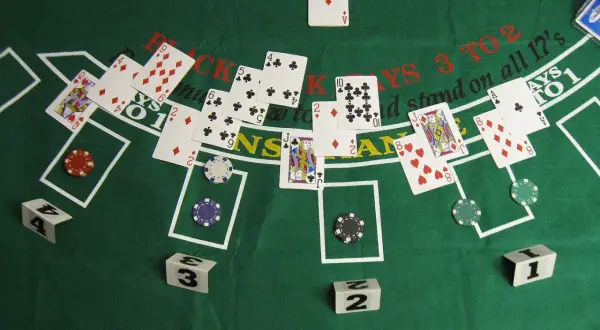 Blackjack: Jak grać, by wygrywać? Zasady i strategia krok po kroku