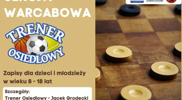 Drewniana szachownica z pionkami do gry w warcaby.
