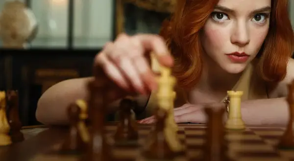 Gambit Królowej: Co to jest? Zrozum szachowe otwarcie z serialu!